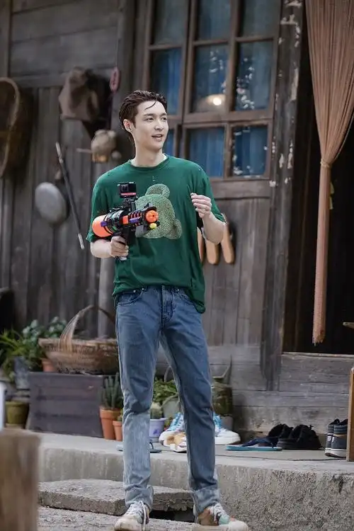 张艺兴为向往的生活创作歌曲吹牛皮蘑菇屋欢声笑语不断