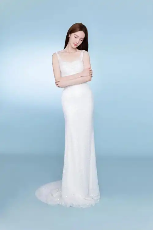 金晨着纯白色礼裙大秀美背曲线曼妙温柔动人2
