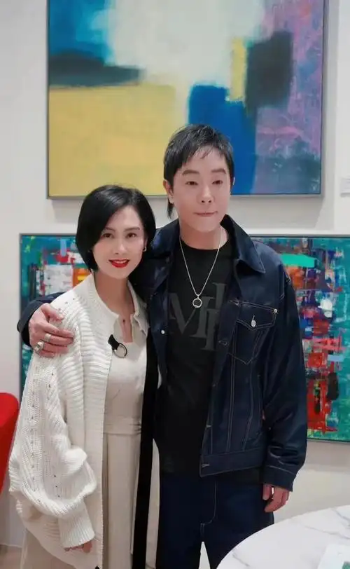 黄贯中六十大寿前与朱茵合照庆祝