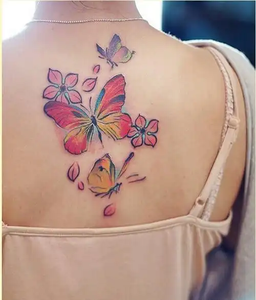 女性背部漂亮蝴蝶樱花纹身图片图片