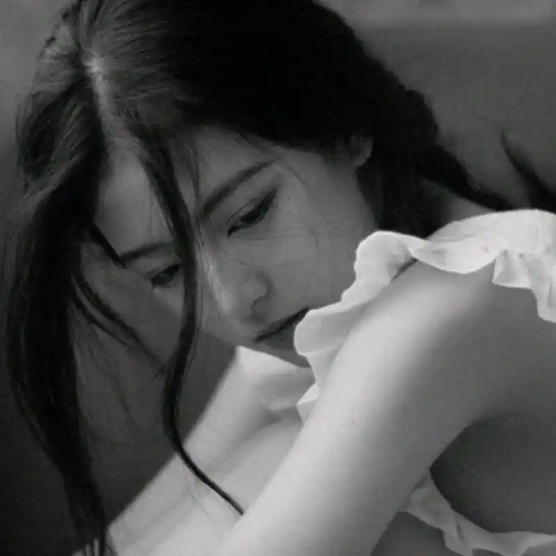 内容简介 黑白女头像伤感高冷图片:分享一组伤感的高冷女生头像,看看