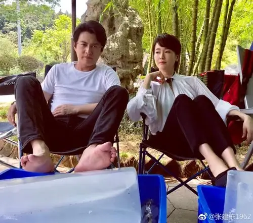 左小青晒与靳东合影照33岁嫁53岁老公41岁依旧似少女