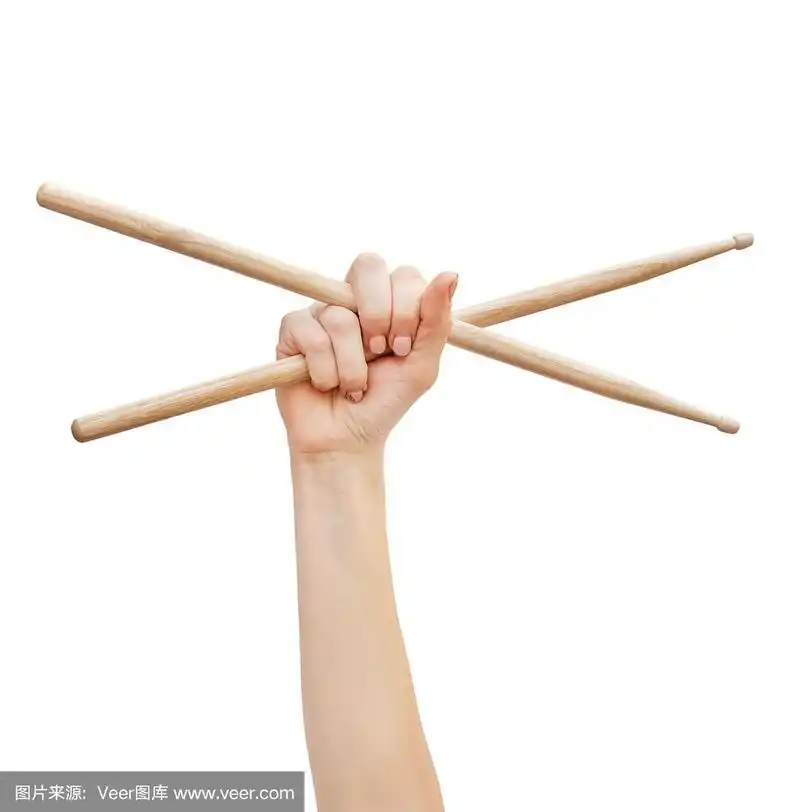 女人的手握鼓棍孤立在白色的背景.