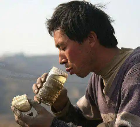 哥打工供嫂子上大学他们婚礼上一个男人的出现把我感动哭了