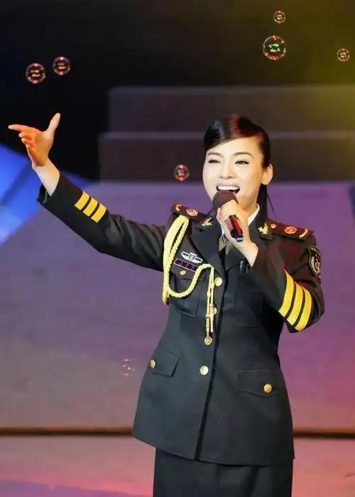 盛开在军中的玫瑰:著名军旅歌唱家陈思思,一身戎装,气质出众|女高音