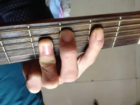 c9和弦除了包含9度音(2)以外,还应包含小7度音(b7)