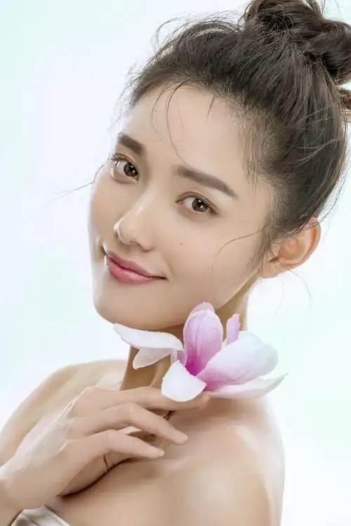 演员孙爽曝光了一组清纯写真,照片中孙爽皮肤光滑细腻满满胶原蛋白尽