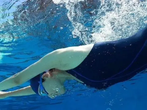 这么多年蛙泳居然都错了—美国美女游泳教练的蛙泳蹬腿动作