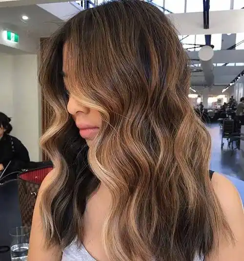 8.栗色和金发的波浪状发型