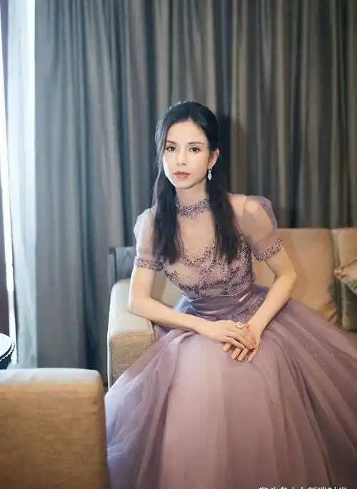 真是服了李若彤,大胆试穿17岁同款校服,54岁活成了少女_连衣裙_感觉