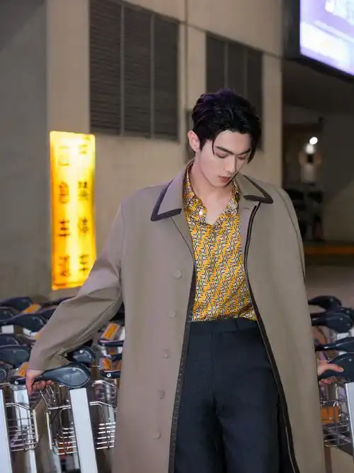 许凯机场出发图#许凯机场出发图真的是太帅气了呀,这一次大背头风衣