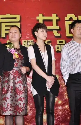 厉娜成广告邀约新宠 忙里偷闲参加佛山代言活动