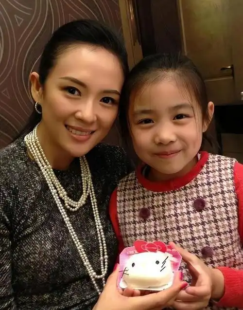 汪峰女儿小苹果晒留学照黑丝短裙露脐装网友可别像你妈妈