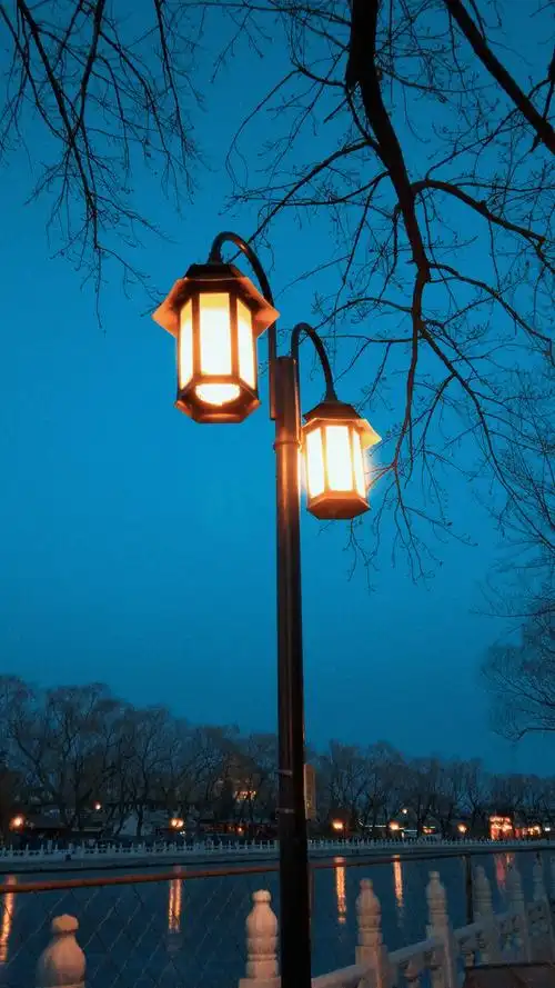 这是去后海的时候,天渐黑,随着人流抬头望见这盏路灯,瞬间觉得很有