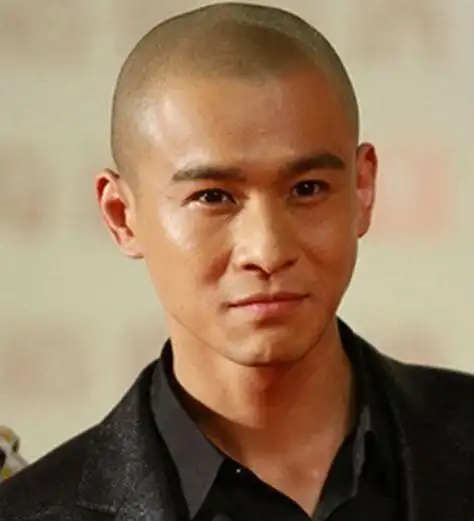 张卫健这光头造型也算不错的,所以到现在他还保留着这个发型