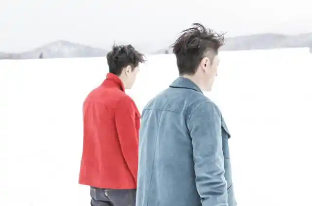 胡歌霍建华齐游北海道雪地漫步嬉戏同行