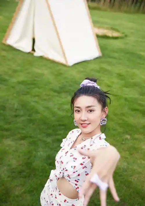 梁洁晒新照,穿樱桃碎花裙清新俏皮,扎丸子头减龄又有活力_女孩_照片