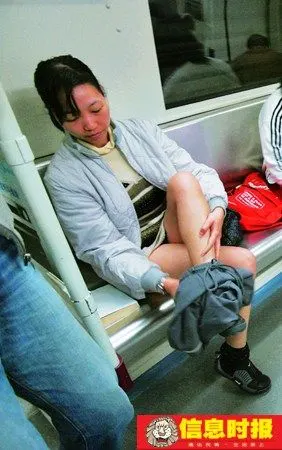 广州地铁回应白领"脱裤事件" 称将禁止(组图)