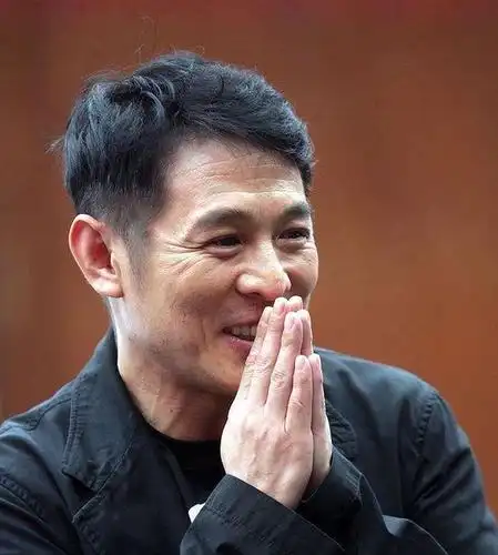 李连杰晒多年前训练旧照,五官俊朗颜值堪比小鲜肉