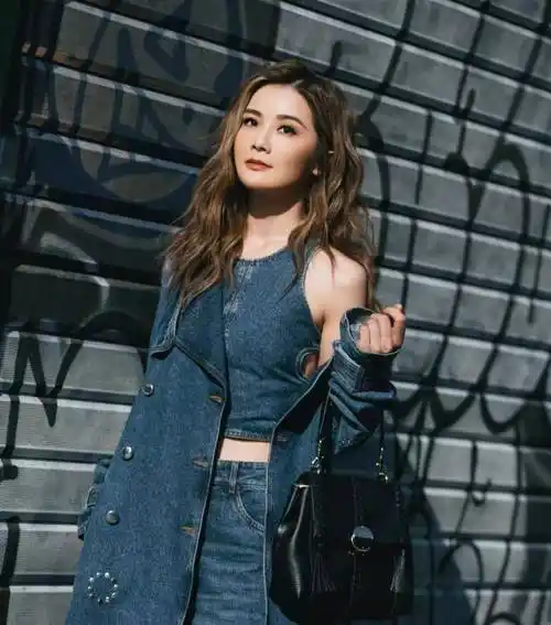 阿sa留着长发,烫着卷发.