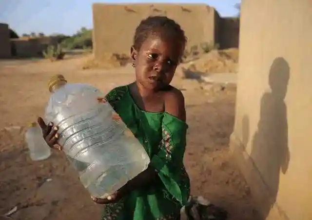 干渴的非洲 干净的水何时才能喝个饱_手机搜狐网