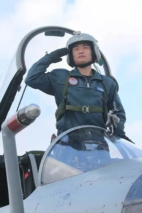 空军"90后"飞行员步佳文:炫舞翼尖 青春逐梦
