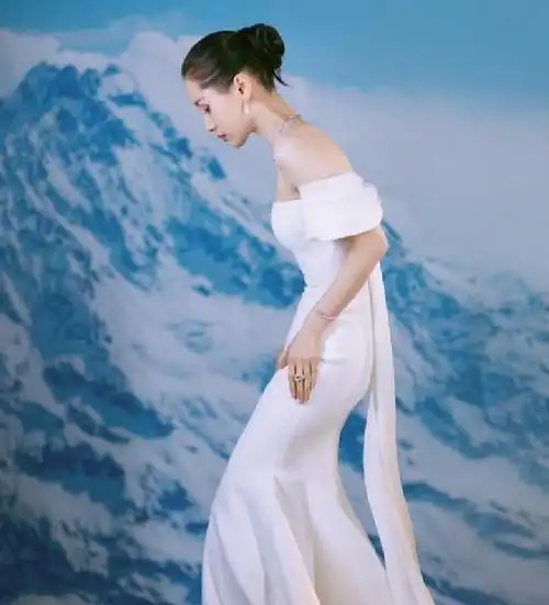 王子文侧身拍照引热议看清她正面的状态这一次真不能怪她