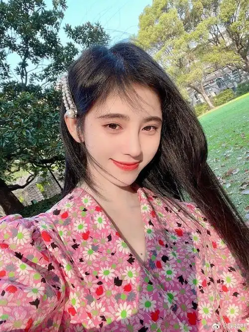 鞠婧祎戴珍珠发卡甜笑春日气息满满