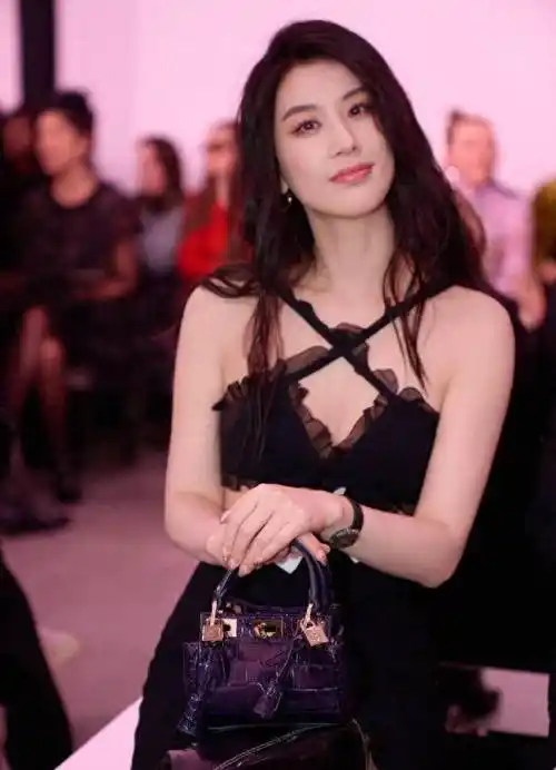 黄圣依与刘亦菲身着黑色亮相时装周,气质截然不同,淑女与少女_风格