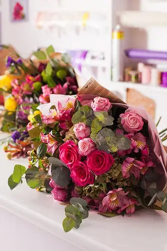 花店桌子上的成品花桌子上完成了花