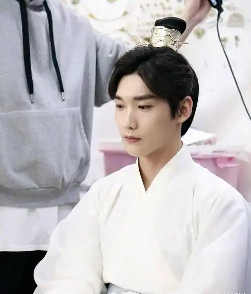 官宣,女主由张雪迎出演,男主的发型遭网友吐槽太丑了_邢昭林_造型