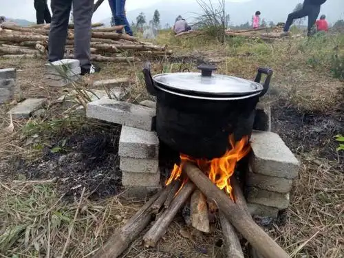 记忆与当下中的野外柴火煮粥