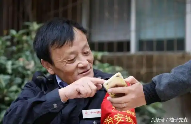 成都门卫撞脸马云爆红,演过电影的他现在当保安,住着小单间