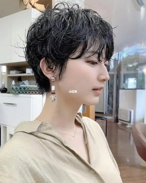 分享一下沙发自来卷的短发造型和打理方法