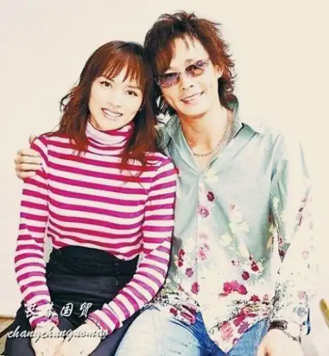 还记得演唱《小薇》的歌手黄品源吗?如今52岁的他变成长这样了