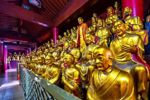 整个五百罗汉堂总建筑面积1000多平方米,为宫殿式结构,庄重中透着瑰丽