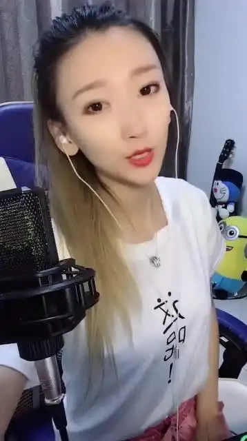 网红张茜用独特的烟嗓给大家唱一首不在,这才是真正的不在