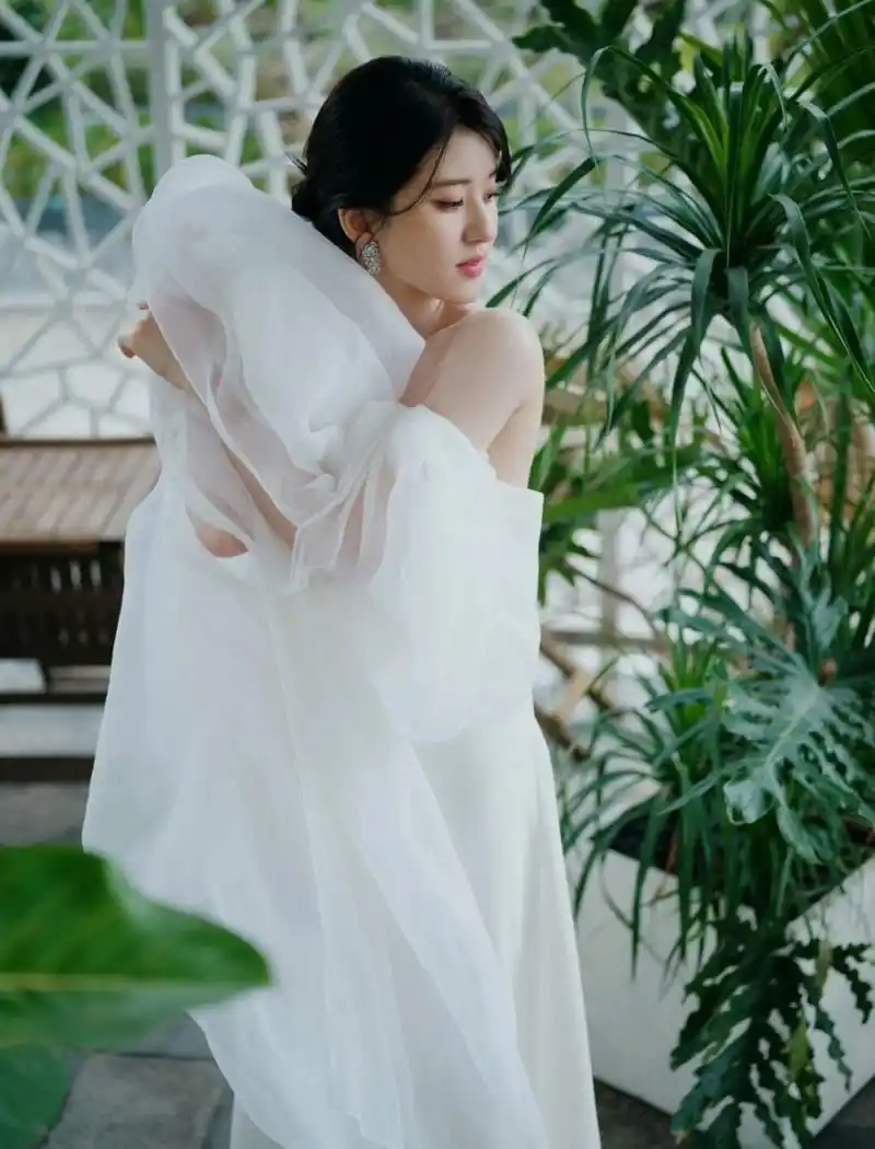 再穿纯美全白婚纱礼服||| 赵露思今晚活动look, 感觉她常常穿白色礼服