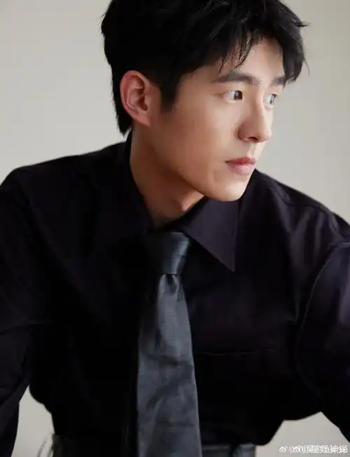 刘昊然get皮衣造型##刘昊然皮衣造型包酷的