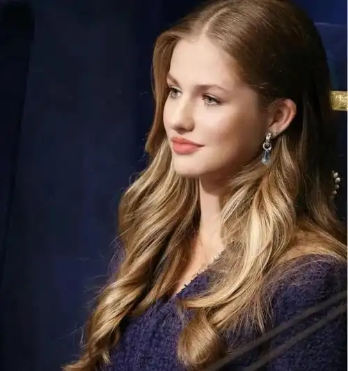 欧洲最美公主给村上春树颁奖呼吁和平!