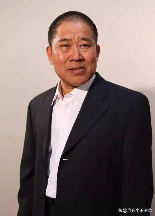 他曾经在《大宅门》里面饰演了一个歪嘴恶霸的角色,让观众恨得牙痒痒.