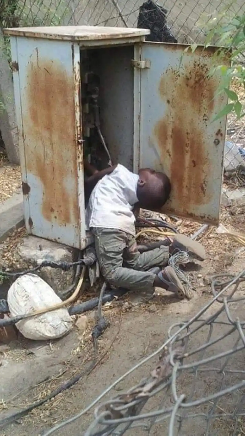 街头配电箱有多危险?尼日尔的一名小男孩触电身亡