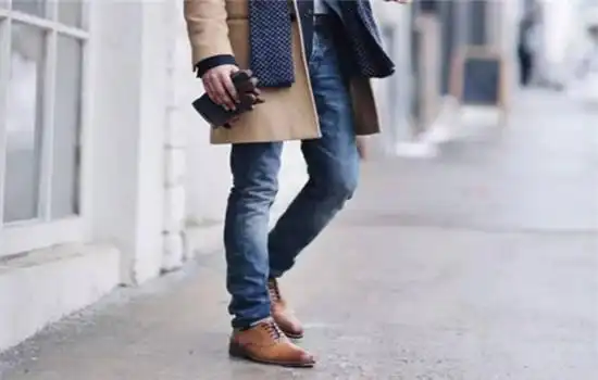 牛仔裤配皮鞋很丑吗