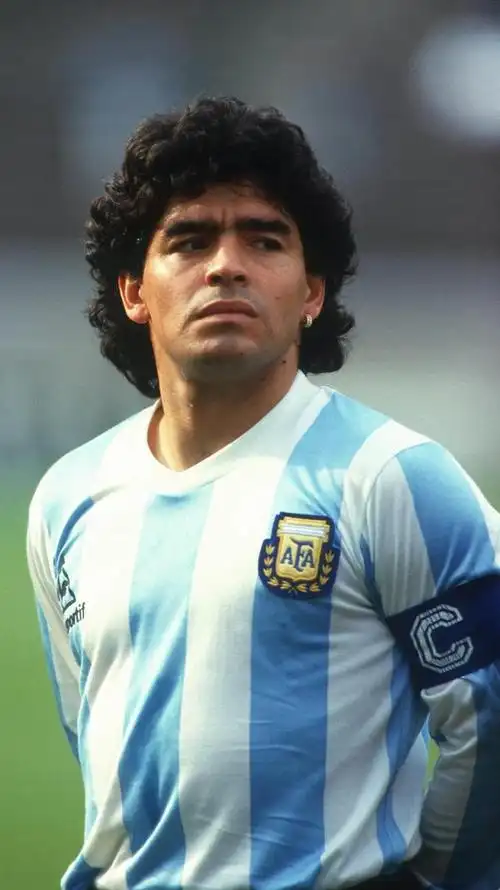 马拉多纳心脏病突发去世,全世界球迷哀悼.