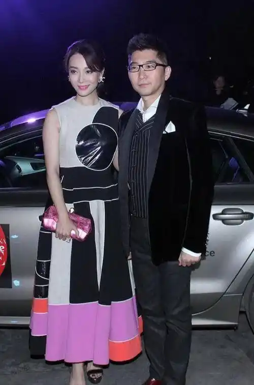 陈数罕见和老公合体亮相,穿无袖拼接连衣裙,造型简约之中透高级_时尚