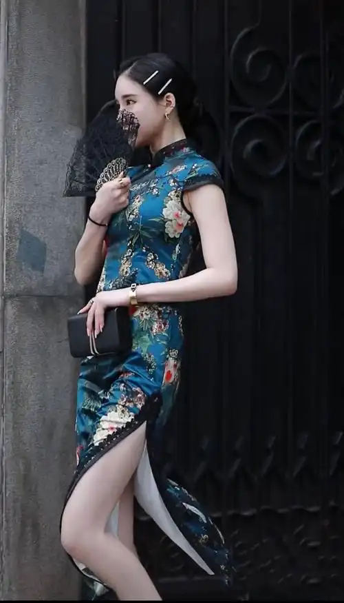 艳如飞抖音网红潘南奎同款旗袍气质复古印花中国风绸缎长裙女开叉