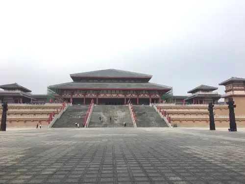 远景内景司马门经常在剧里一闪而过八,不夜天右手边的宫殿出去就是