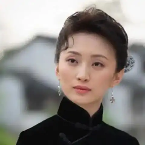 身为许亚军第4任妻子,曾不被看好,如今在8月成了荧屏最忙碌的人