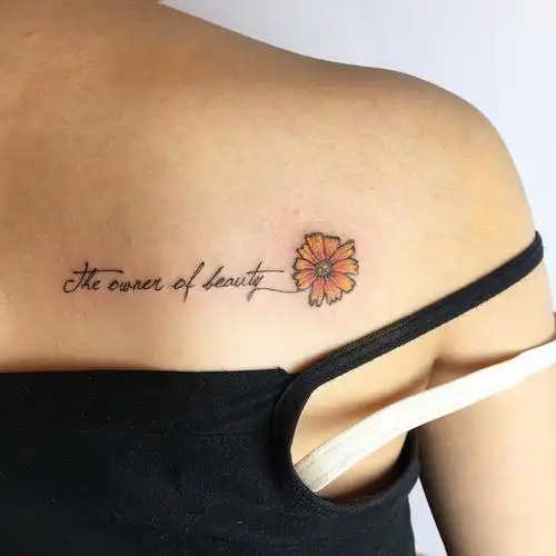 柯小姐后背肩胛英文字雏菊纹身图案