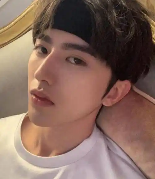 原创蔡徐坤用3字评价一年前的自己ikun听完直接炸锅有点膨胀了